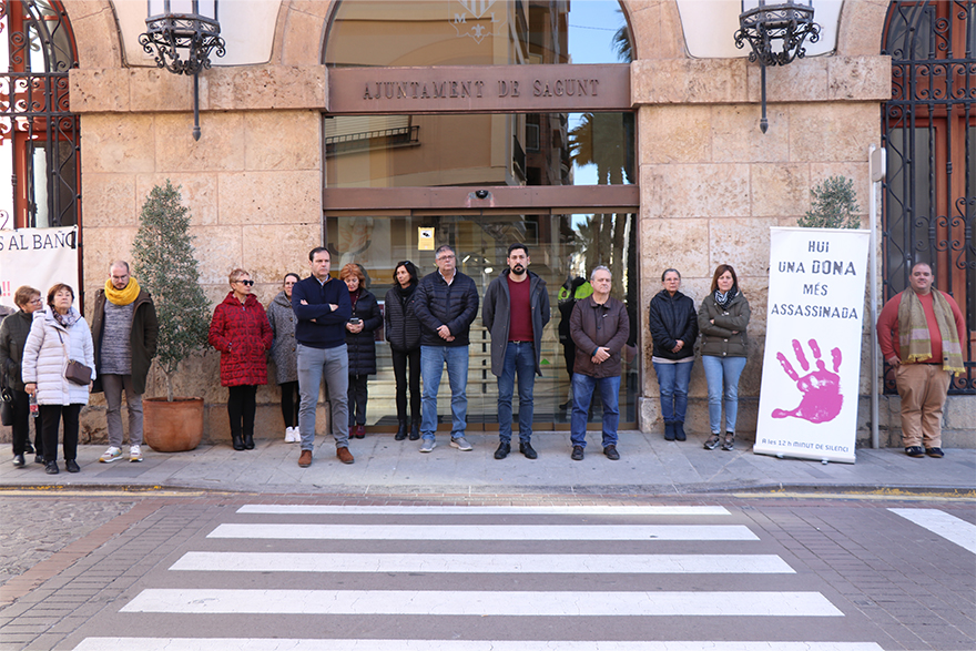 Sagunt guarda un minut de silenci en senyal de condemna i repulsa pel presumpte assassinat masclista perpetrat a Ciudad Real