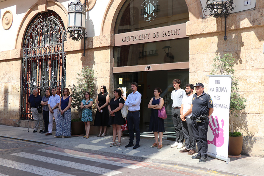 Silencio a las puertas de los edificios municipales por los presuntos asesinatos machistas perpetrados en Málaga y Alicante