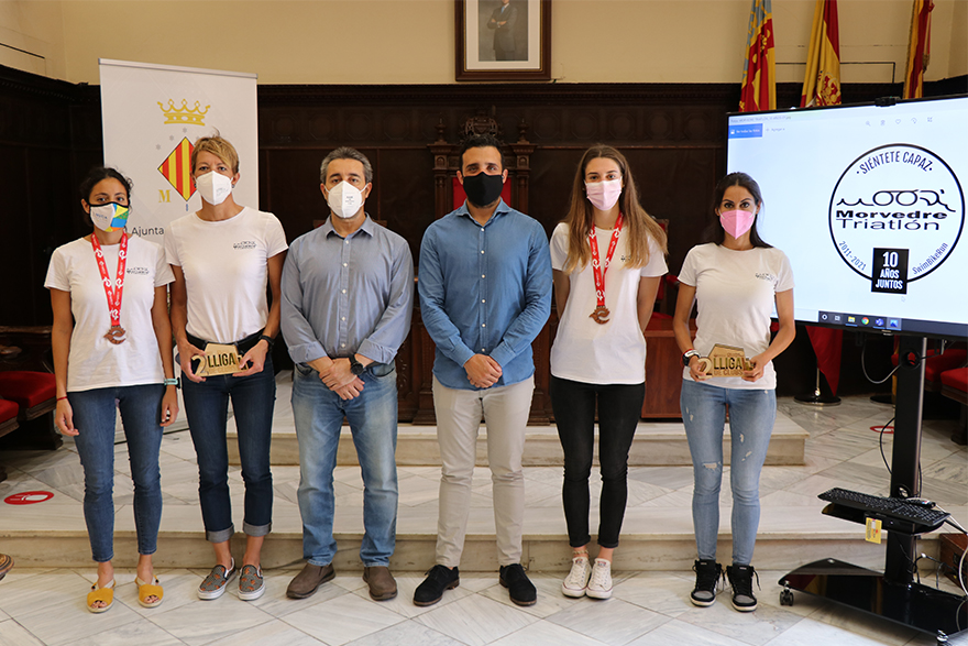 L'Ajuntament rep a l'equip femení del Club Morvedre Triatló després del seu bronze en el campionat nacional de La Nucia