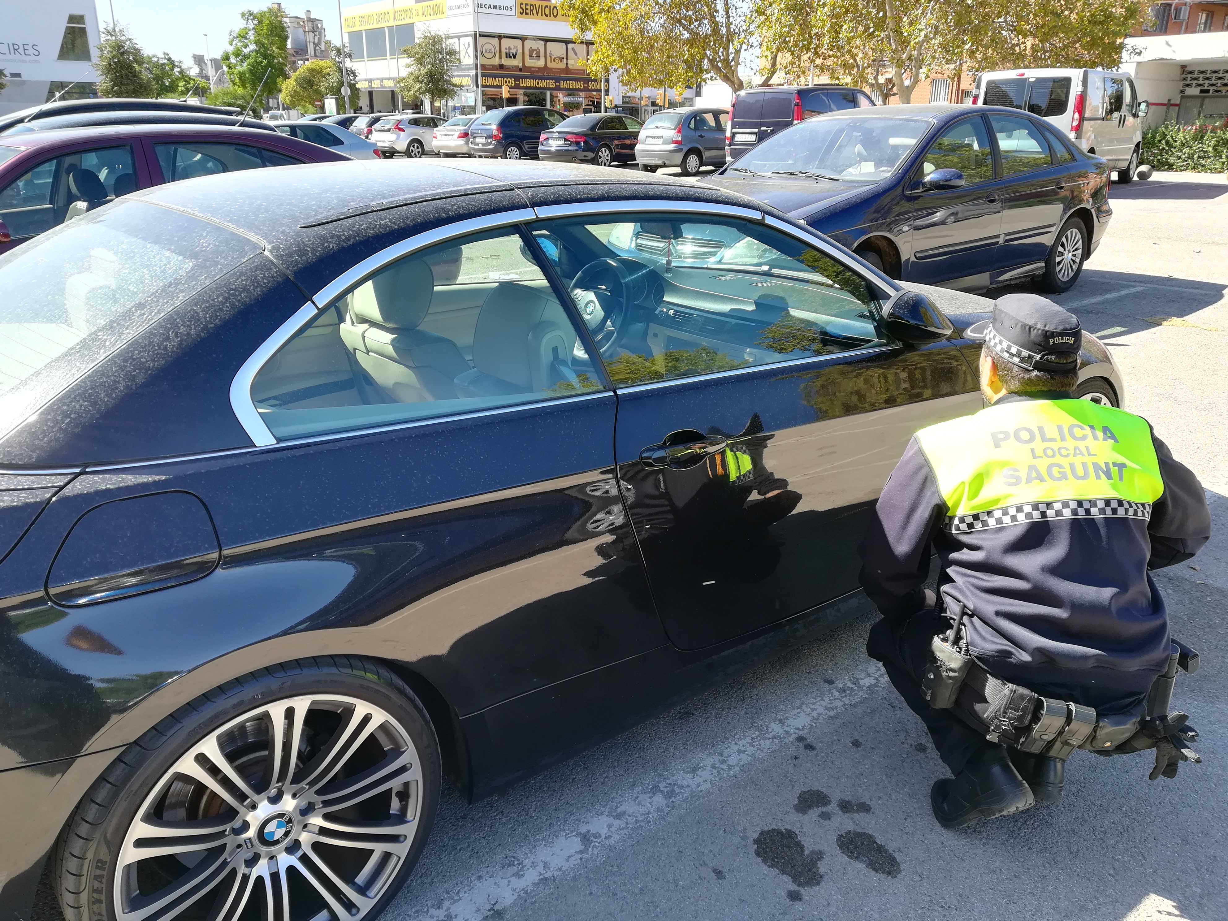 Agentes de la Policía Local de Sagunto detienen a un conductor que, presuntamente, atropelló a un peatón y se dio a la fuga tras dejarlo mal herido