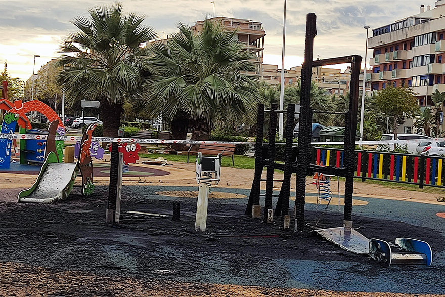   Un acte vandàlic deixa calcinat el joc infantil del vaixell al costat de la Casa de Noguera 