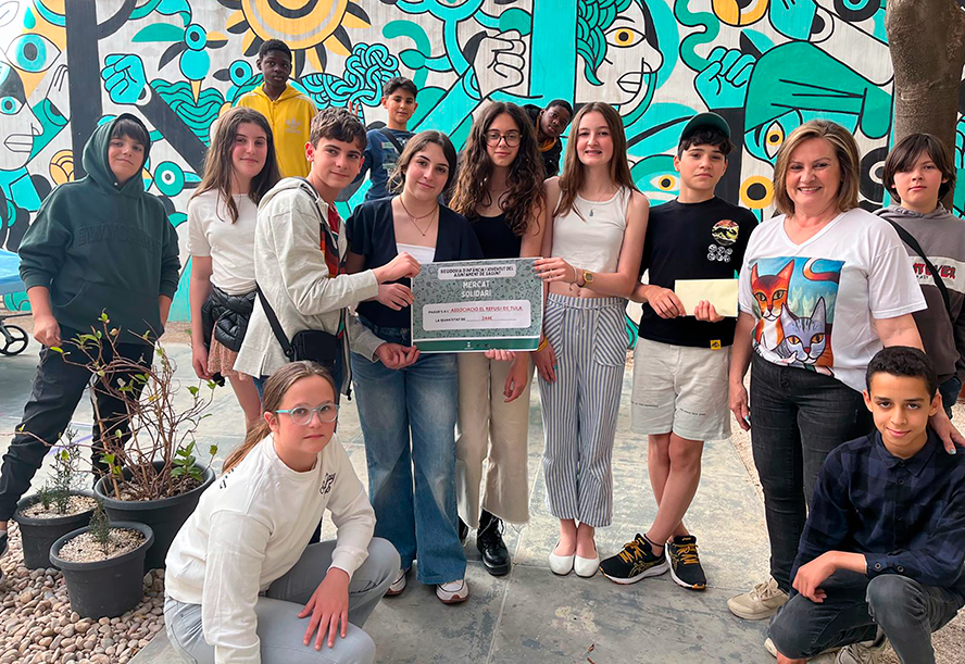 Els grups de participació del Casal Jove entreguen la recaptació del mercat solidari del llibre a l'associació El Refugio de Tula