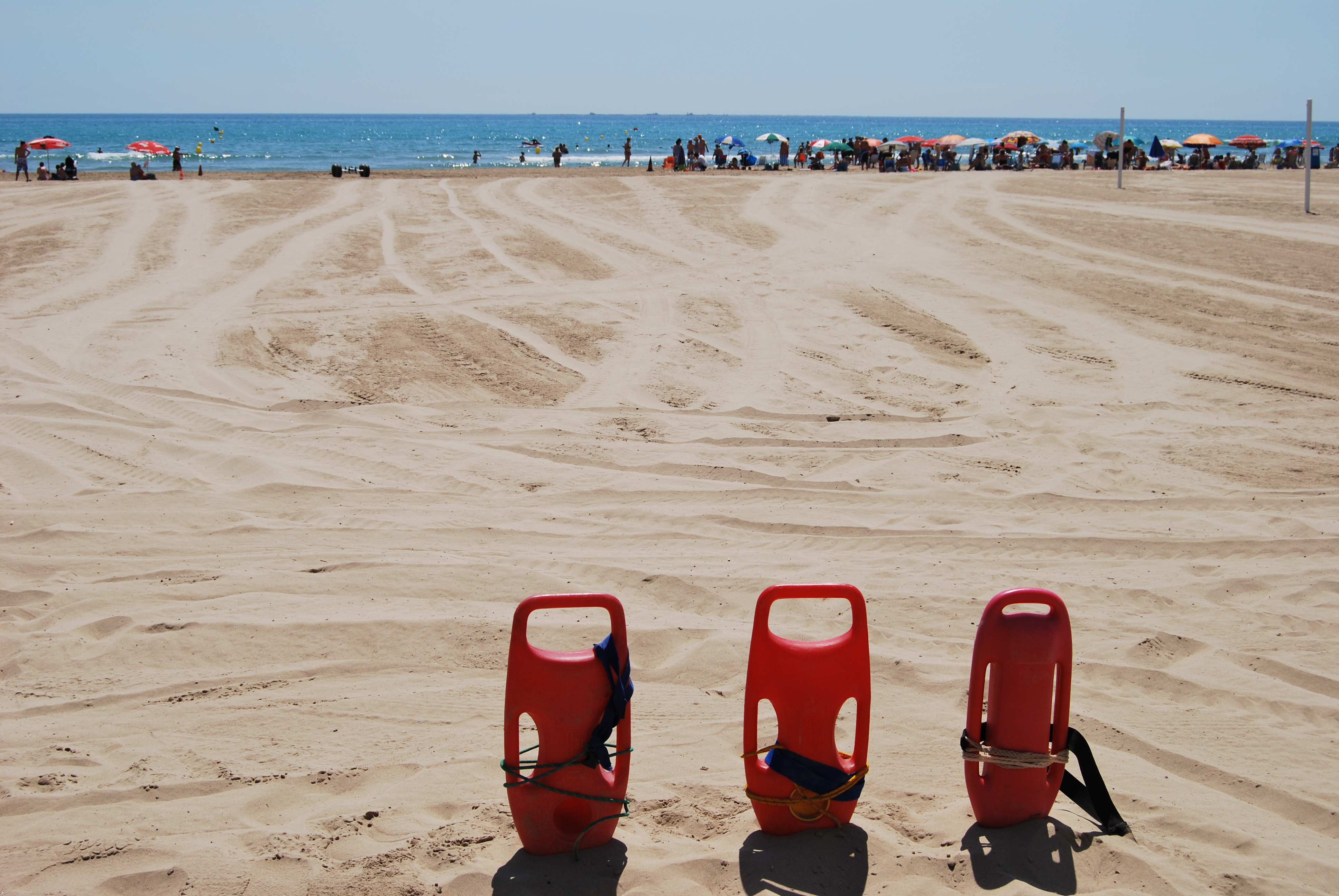 La playa de Puerto de Sagunto acoge una campaña para enseñar a los bañistas a evitar un ahogamiento
