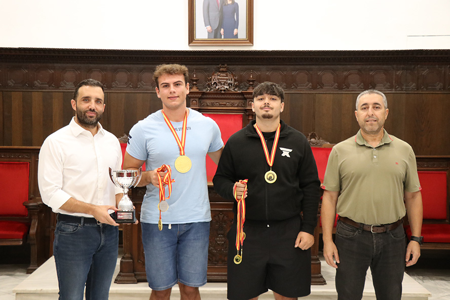 Marc Alonso y Pau Rodríguez reciben el reconocimiento municipal por sus campeonatos de España de powerlifting