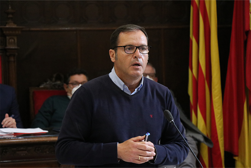 El Ple acorda instar el Consell a consensuar amb el sector turístic un pla urgent per a impulsar el sector