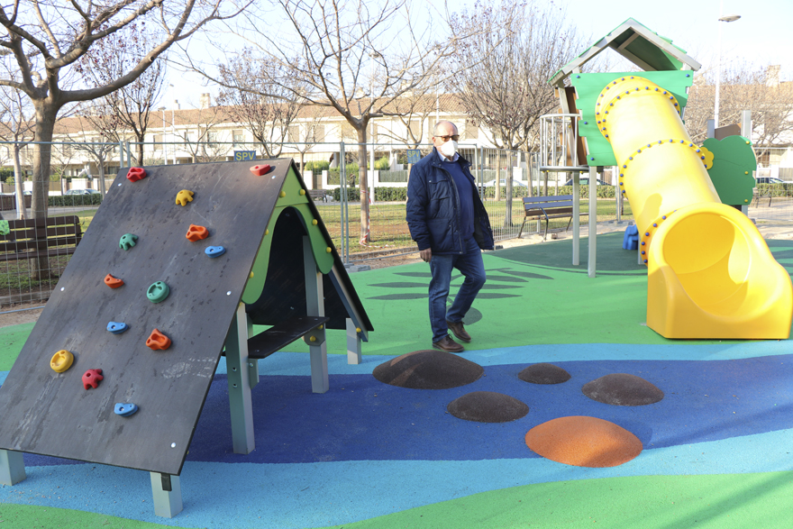 La Delegació de Manteniment renova sis zones de jocs infantils i per a persones majors 