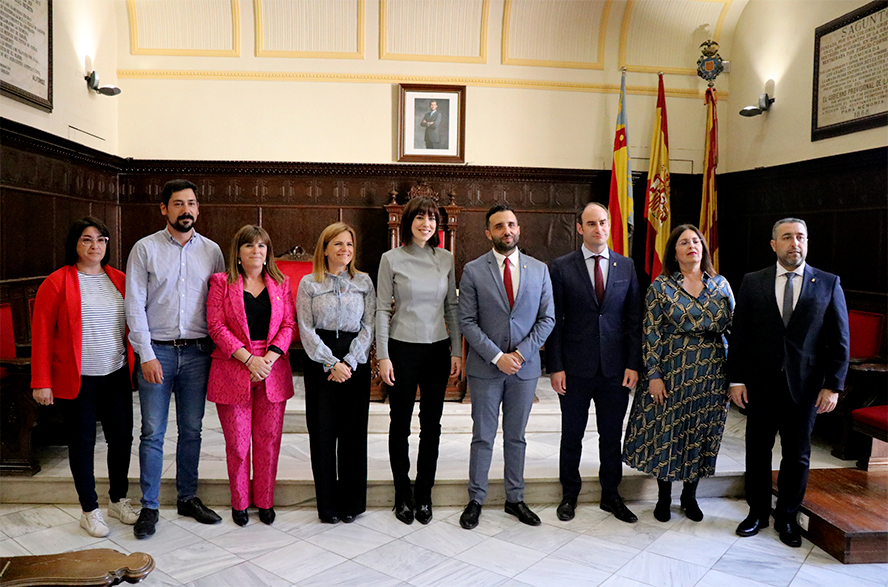 La ministra de Ciència i Innovació signa en el Llibre d'Honor de Sagunt i visita una empresa capdavantera del municipi
