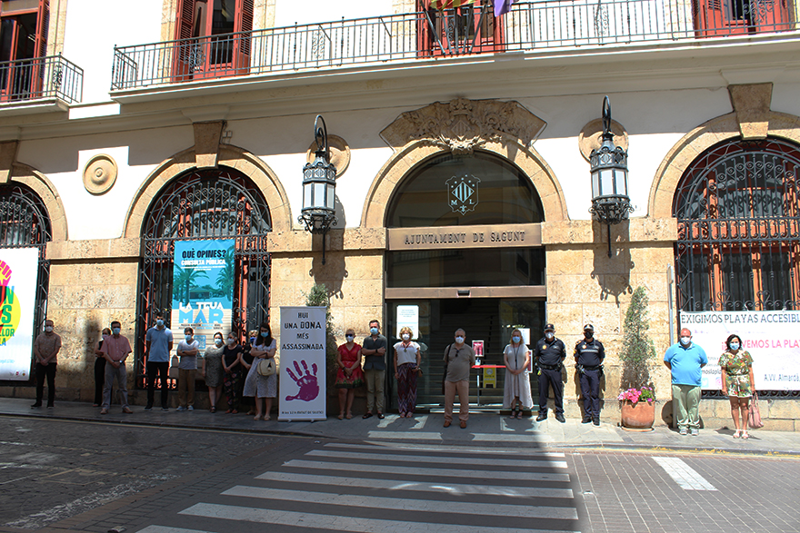 Sagunt guarda un minut de silenci en senyal de condemna i repulsa pel presumpte assassinat masclista perpetrat a Borriana