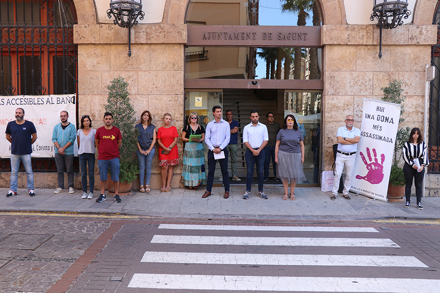 Sagunt guarda un minut de silenci en senyal de condemna i repulsa pel presumpte assassinat masclista a Madrid