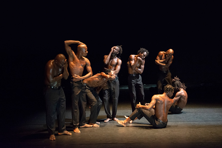 El batec rítmic d'Àfrica ressona a Sagunt amb 'Omma' de Josef Nadj