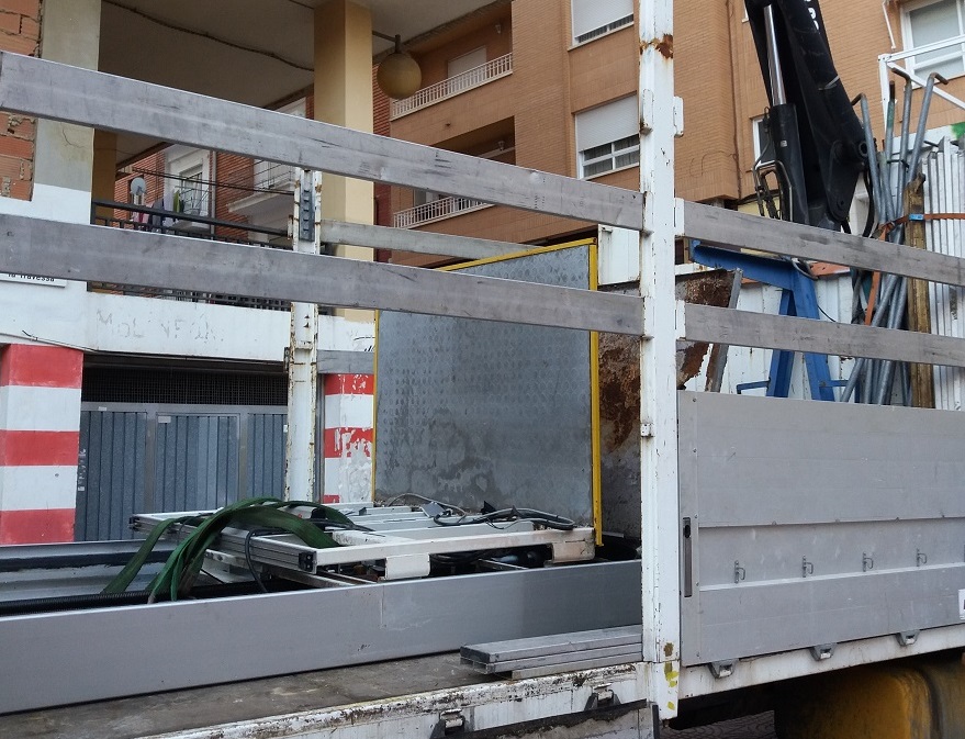 Manteniment instal·la un ascensor en la plaça de la Travessa