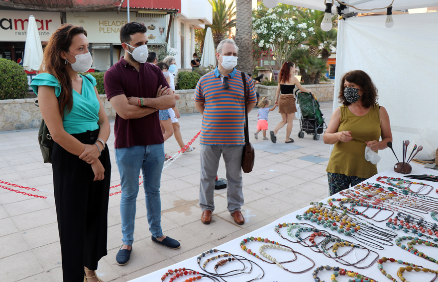 Arriba al passeig marítim el Mercat Extraordinari d'Estiu amb prop de 40 parades amb productes d'artesania