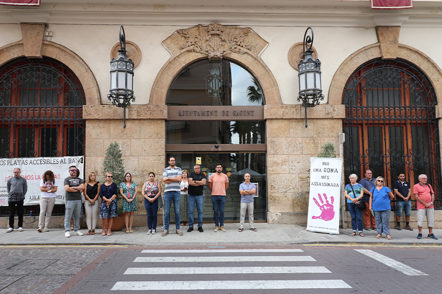 Sagunt guarda un minut de silenci en senyal de condemna i repulsa pel presumpte assassinat masclista perpetrat a Campdevànol (Girona)