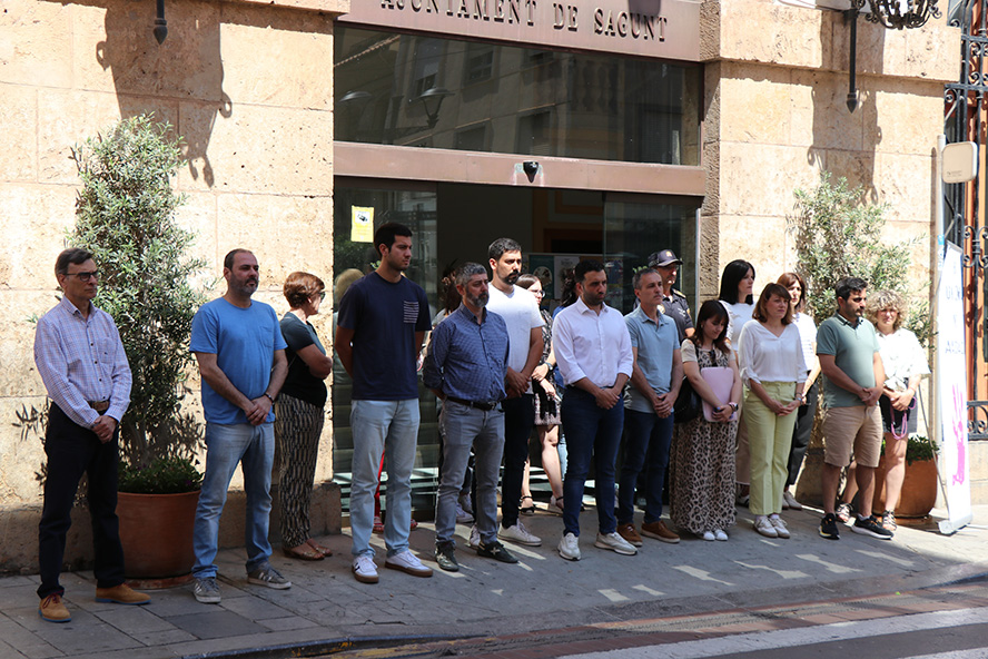 Silenci a les portes dels edificis municipals pel presumpte assassinat masclista perpetrat a Càceres