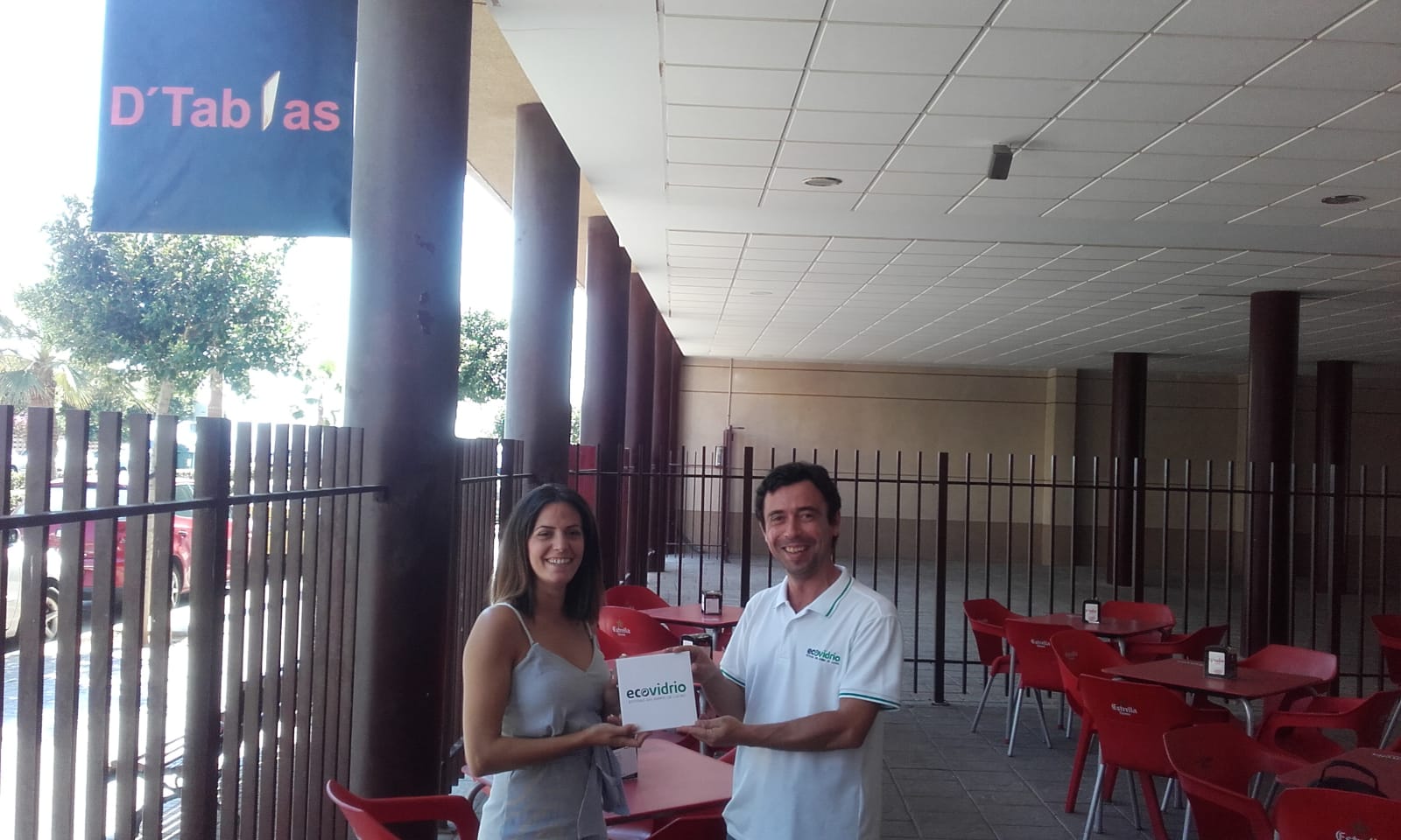 Ecovidrio premia a un establecimiento de Puerto de Sagunto por su compromiso con el reciclado de vidrio