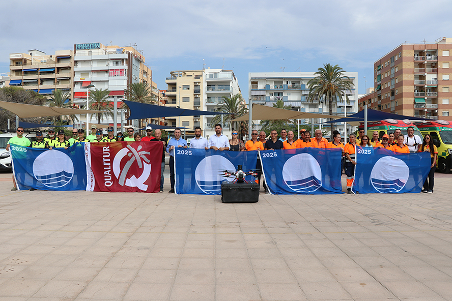 Sagunt presenta el dispositiu de platges per a la temporada estival i hissa les banderes