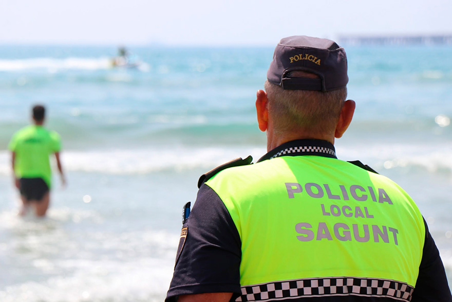 La Policía Local de Sagunto interviene un paquete de más de un kilo de cocaína localizado en la playa de Almardà