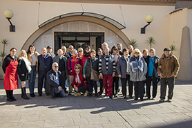 El tren turístic de la campanya ‘Puja't al tren del comerç i coneix la teua ciutat’ arriba al mercat municipal de Sagunt