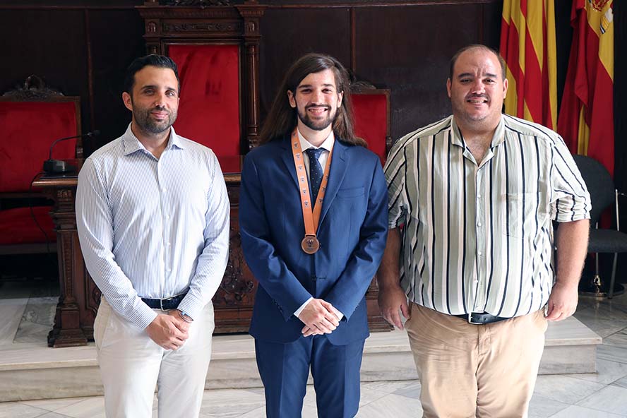 L'Ajuntament de Sagunt rep Carlos Albuixech per la seua medalla de bronze en l'Olimpíada Internacional de Biologia