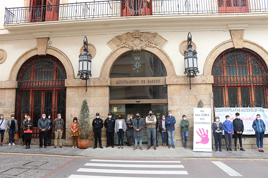 Sagunt guarda un minut de silenci en senyal de condemna i repulsa pel presumpte assassinat masclista ocorregut a La Bisbal del Penedès (Tarragona)