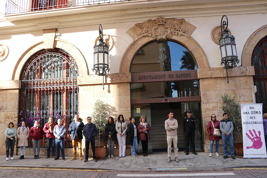 Silenci a les portes dels edificis municipals pel presumpte assassinat masclista perpetrat a Guipúscoa