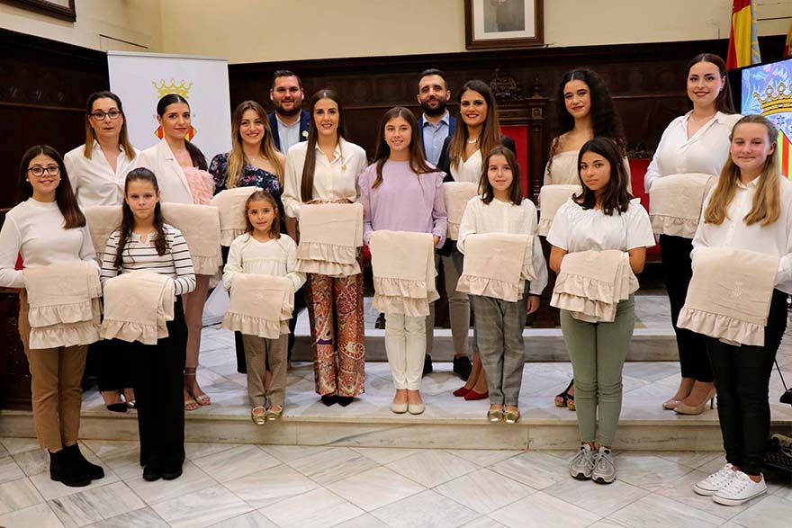 L'Ajuntament fa lliurament dels mantons brodats a les Falleres Majors de la FJFS