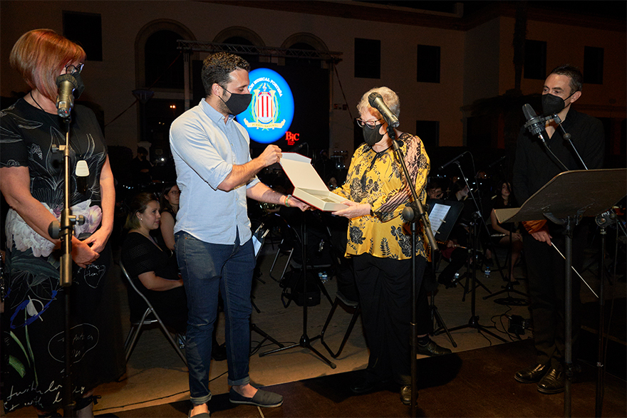 L'Ajuntament de Sagunt entrega a la Unión Musical Porteña una placa commemorativa