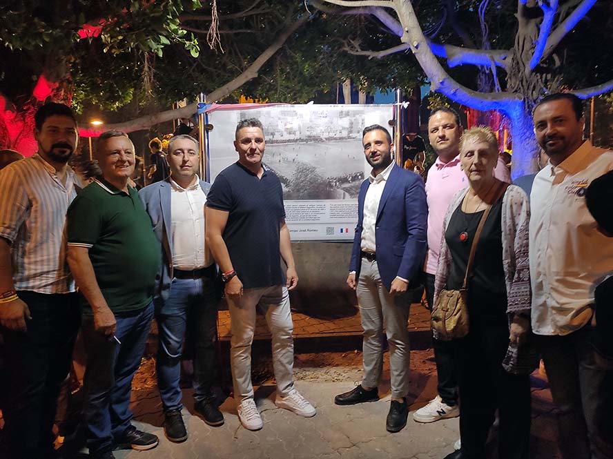 La plaça Antiga Moreria alberga un monòlit en record de l'antic camp de futbol Romeu