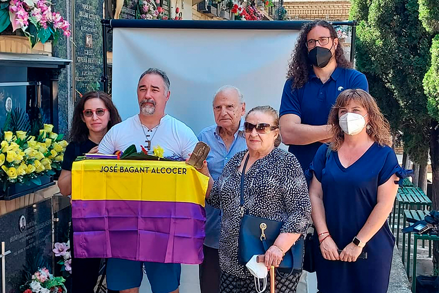 La filla del saguntí José Bagant Alcocer recull les seues restes de la fossa 128 de Paterna