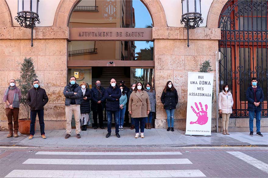 Sagunt guarda un minut de silenci en senyal de condemna i repulsa pel presumpte assassinat masclista perpetrat a Totana