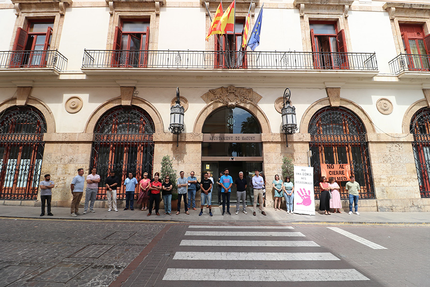 Sagunt guarda un minut de silenci en senyal de condemna i repulsa pel presumpte assassinat masclista d'una dona de 32 anys a Barcelona