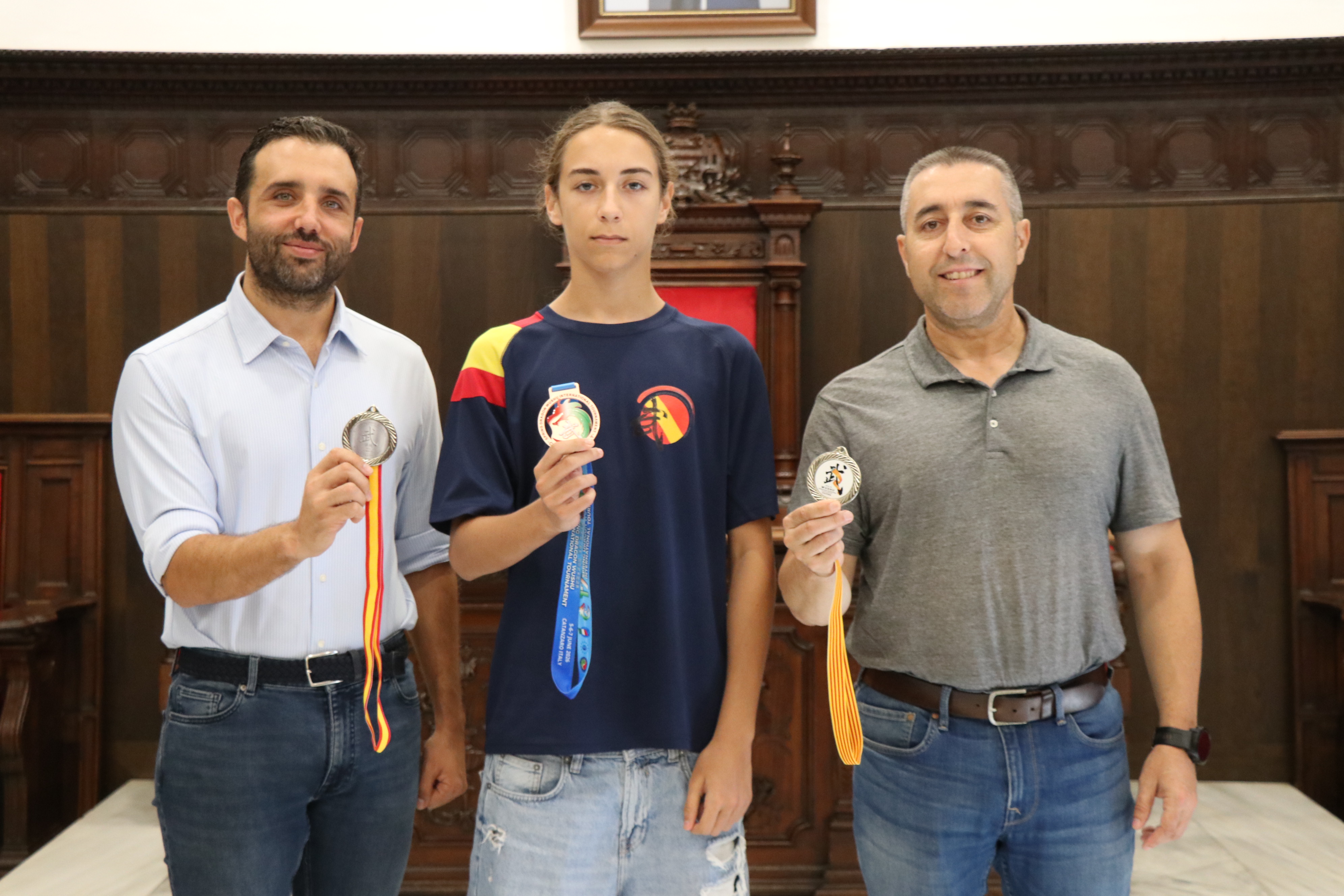 Yago Gómez recibe el reconocimiento del Ayuntamiento de Sagunto por la plata en el Campeonato Nacional de Wushu Tradicional