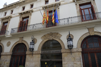 Les banderes dels edificis municipals onegen a mitja asta per l'accident de trànsit a Barraques en el qual han mort dues persones del Port de Sagunt