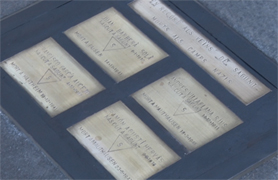 Unas placas conmemorativas homenajean a cuatro saguntinos encarcelados y asesinados en el campo de concentración de Mauthausen durante la II Guerra Mundial